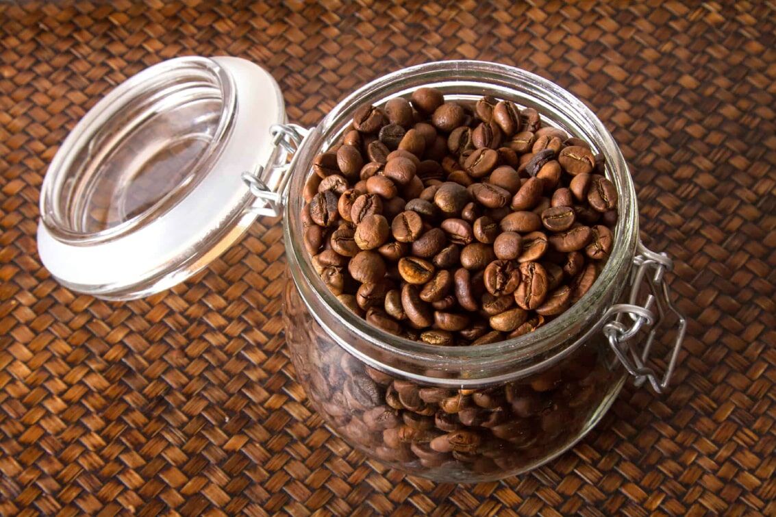 Класть кофе в зернах в открытой банке для устранения запаха в холодильнике